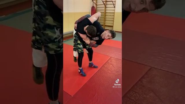 Как правильно бросить через бедро? совет от: Kran.mma #shorts