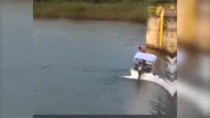 Идиоты на лодках, снятые на камеру