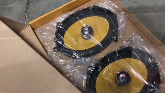 2004 Ford Excursion outfitted with JL Audio C1’s and a Pioneer 2400NEX Radio. смотреть онлайн