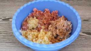 Пельмени с мясом, капустой и салом