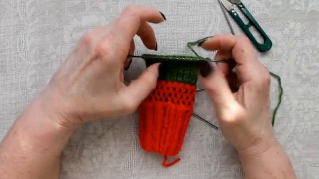 Носочки спицами Ягодки для девочки