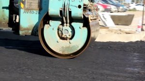 Дорожный асфальтовый каток в работе