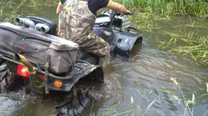 На квадроцикле в брод через реку