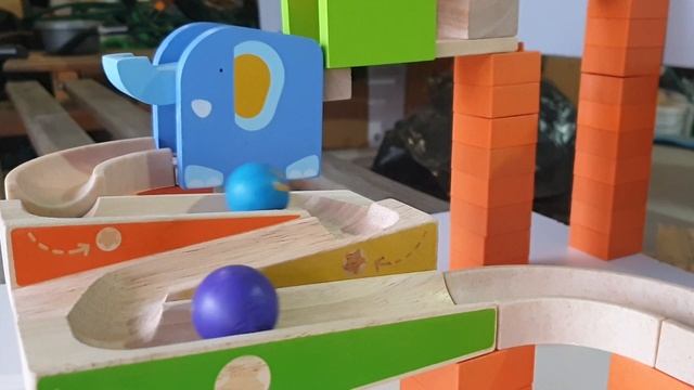 Шарики катятся в большой самосвал Satisfying Building Blocks Marble Run смотреть онлайн