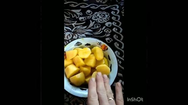 Приготовление картошки с куриными бëдрами в автомобильной мультиварке.