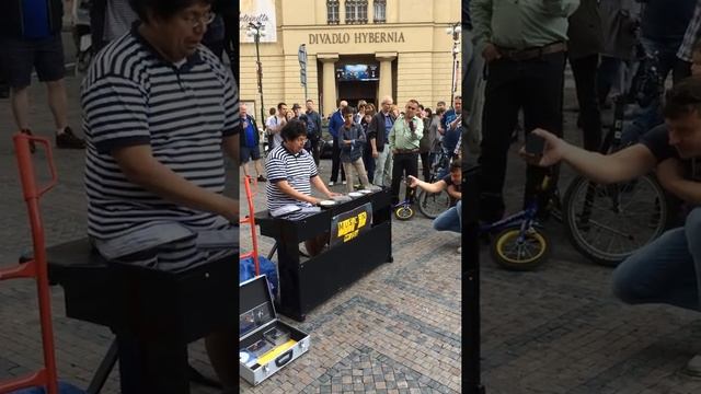 Street opera in Prague. Случайные прохожие поют оперу на улице в Праге