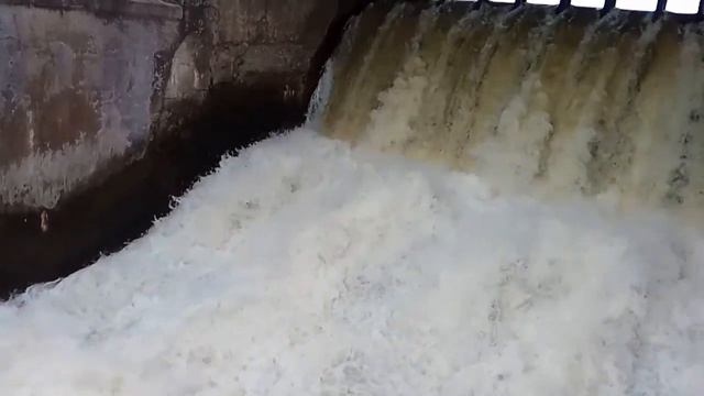 Падение воды с дамбы смотреть онлайн