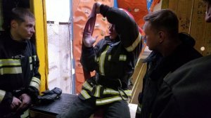 СПУСК по пожарному рукаву.