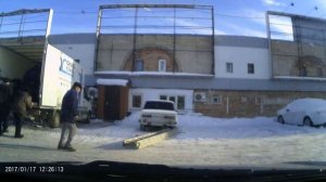 Погрузка мотоцикла в грузовик.