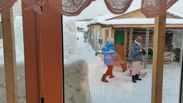 Дарина на метле / Дети штурмуют горку смотреть онлайн