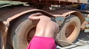 Как быстро открутить колесо на грузовике