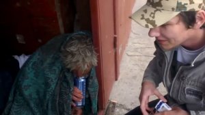 Ребята помогаю выжить бомжу.Дают сиг и бухнуть