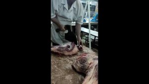 Топор для мяса в руках профессионала!