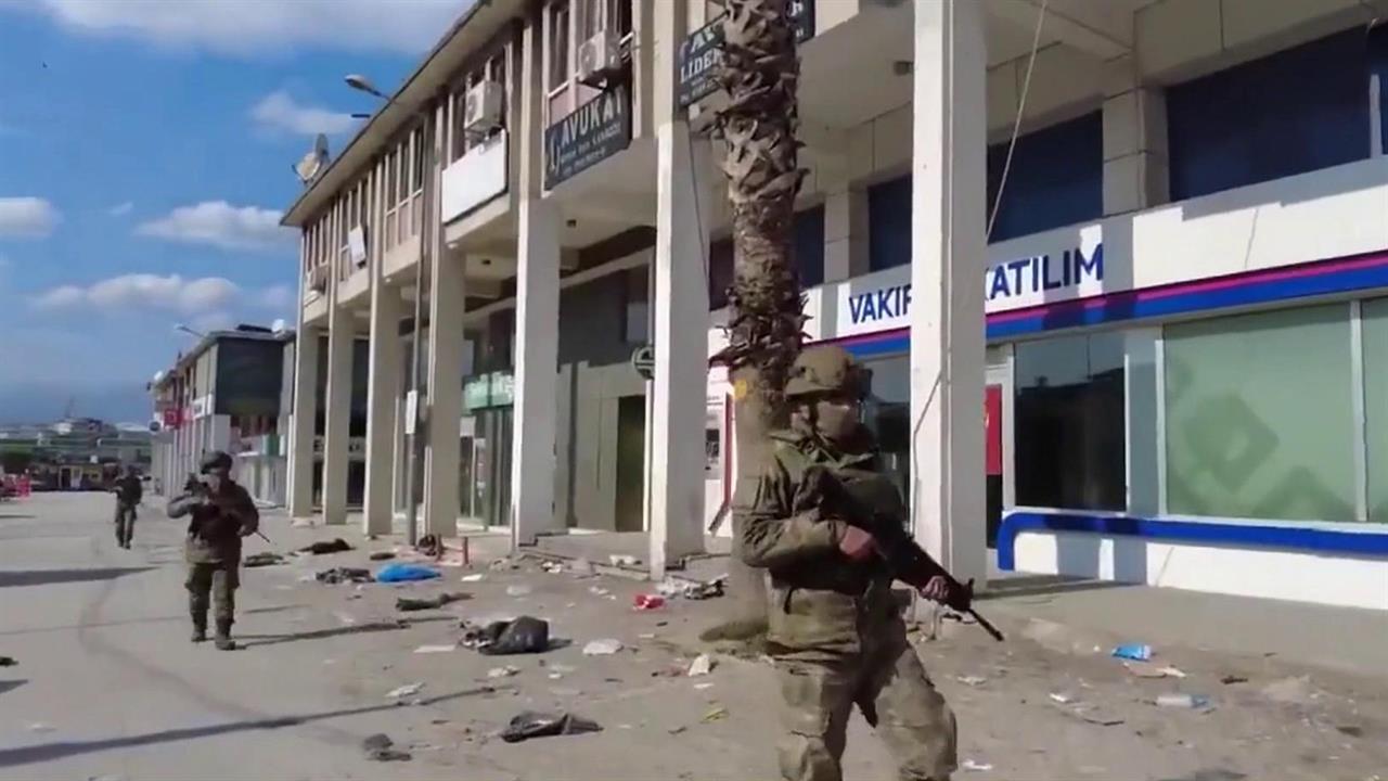 В Турции и Сирии военные патрули берут под контроль улицы из-за нашествия мародеров