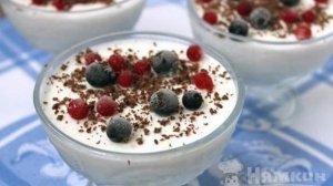 Легкий десерт из творога и ягод