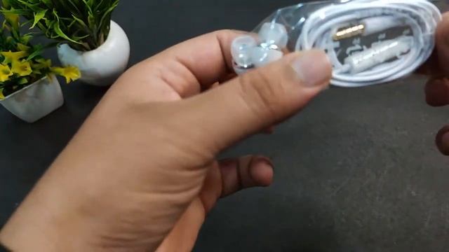 Best wired earphones under 350rs || First impression ( black and white color) смотреть онлайн