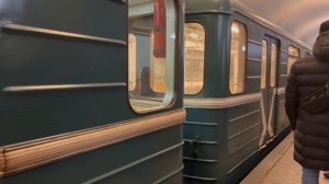 ПОСАДКИ НЕТ! 81-717 пролетает станция Новокузнецкая