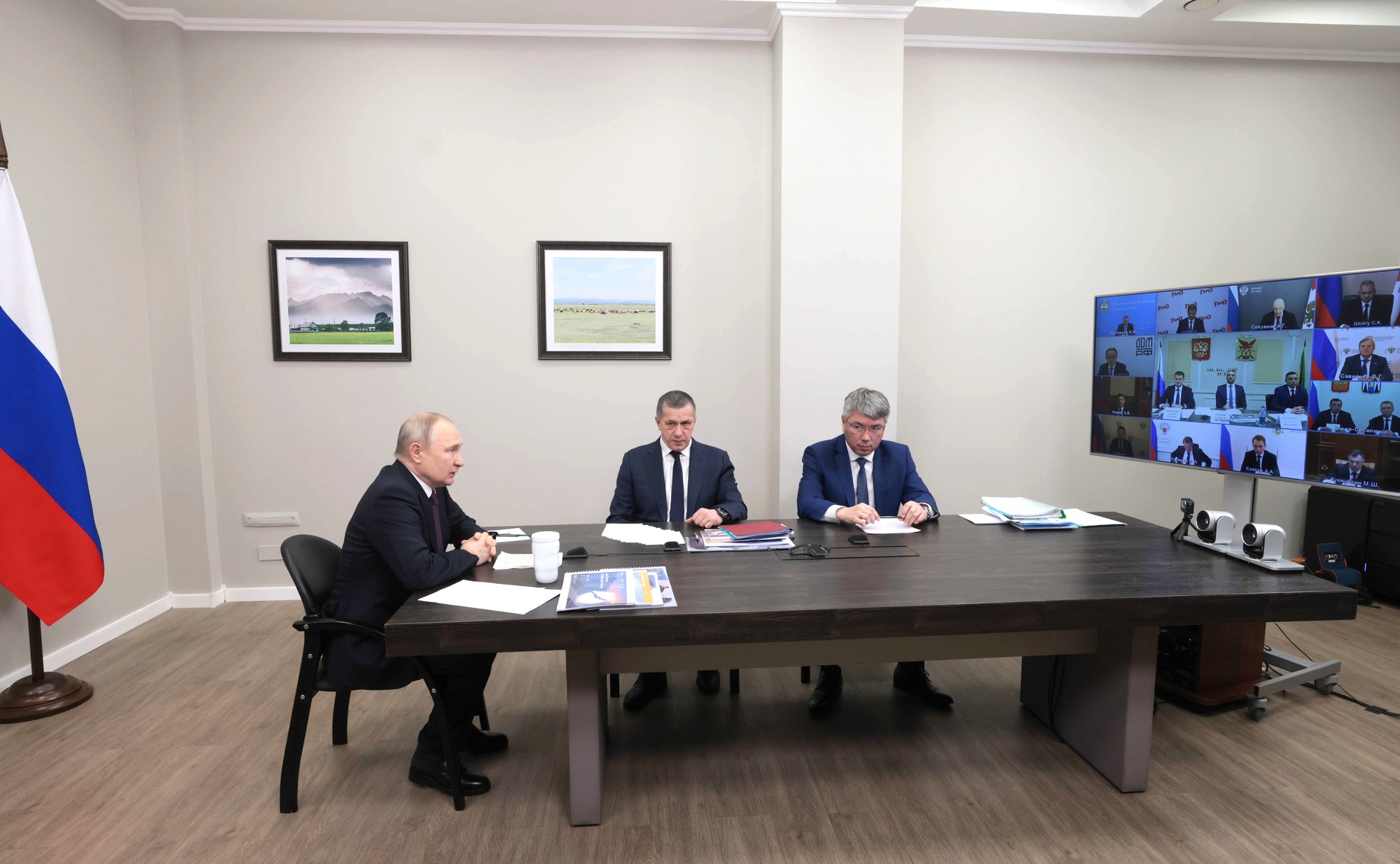 Совещание по развитию дальневосточных городов с участием президента России Путина [ 2023 ]