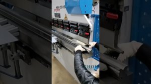 Демонстрация клиенту на его заготовках в работе листогиба MetalTec HBM 30/1600