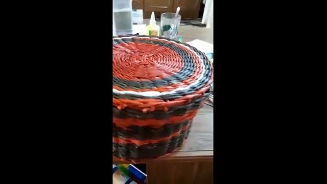 Плетём из газетных трубочек смотреть онлайн