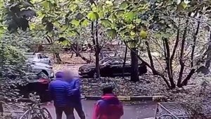 Москвич спас курьера от грабителя на северо-западе Москвы.