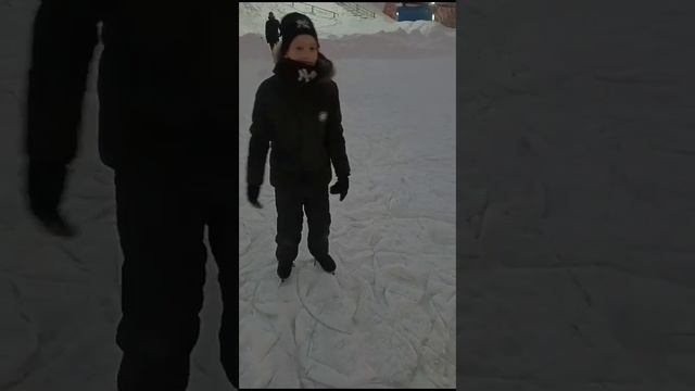 сегодня воскресенье, привет, коньки! отдыхаю на катке)
