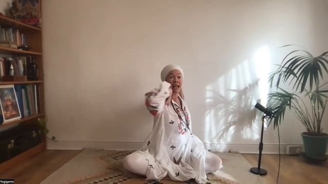 15-minute kundalini yoga chakra boost | FUN CHAKRA SEQUENCE | Yogigems смотреть онлайн