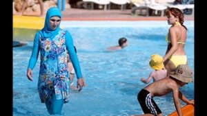 В чем мусульманки купаются и ходят на пляж, модные буркини