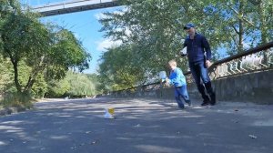 Видео для детей - Даник играет с Весёлым Пеликаном. Весёлое детское видео. Носики Курносики