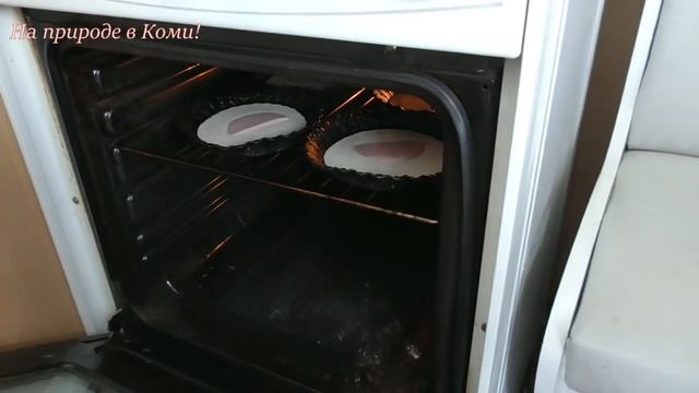 Пеку в духовке шаньги с колбасой.