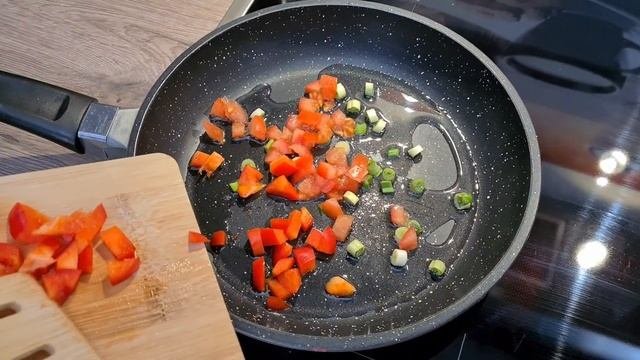 Идеальный завтрак. Пышный омлет C колбасками и овощами на сковороде. Omelett Mit Wurst Und Gemüse.