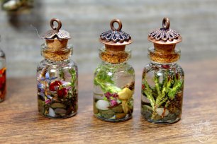 Смола и растения в стеклянных бутылочках