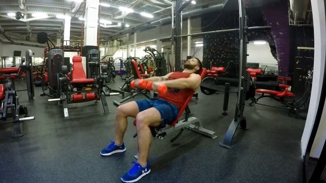 Подъем гантелей перед собой на наклонной скамье смотреть онлайн