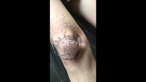 Процесс нанесения татуировок, татуировка на коленке