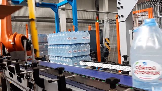 Укладка упаковок бутилированной воды на паллеты