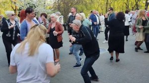 "НЕДОТРОГА"... звучит на танцполе в Гомельском парке...23.04.2023года.