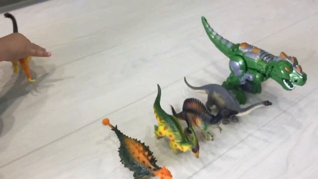 Ваня играет с динозаврами, развивающая игра для детей смотреть онлайн