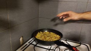 Жареная картошка с чесноком и сметаной