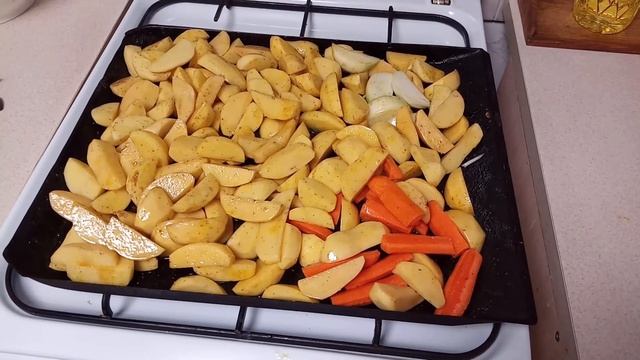 Постный ужин. Картошка запеченная в духовке. Легкие рецепты. Как легко запечь скумбрию. смотреть онлайн