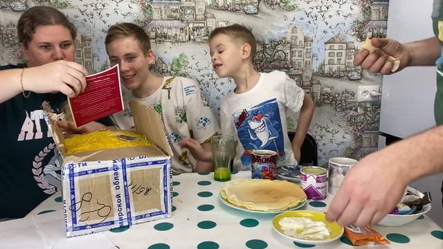 ДИМА СЕГОДНЯ напёк блины и распаковка посылки ? #семьятарлавиных #мукбанг #распаковка