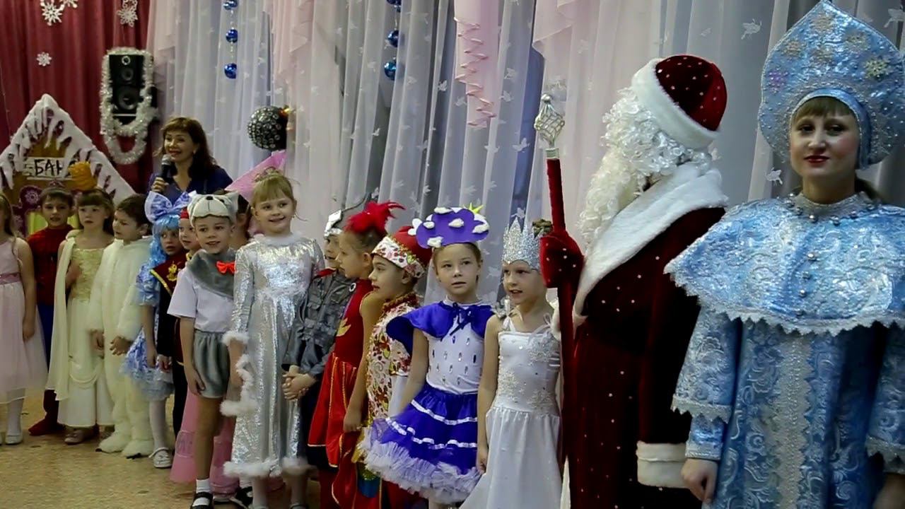 Новогодний утренник в детском саду. Поёт воспитатель!