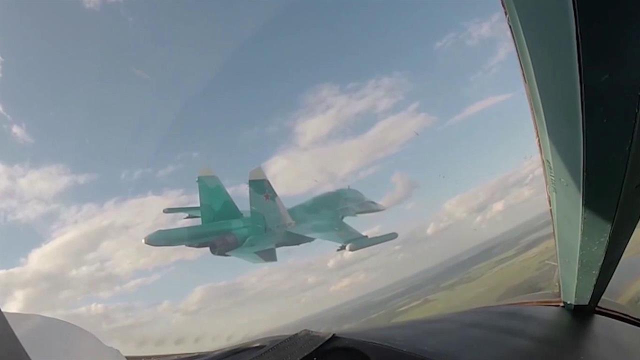 МО РФ опубликовало кадры работы истребителей-бомбардировщиков Су-34 на Краснолиманском направлении