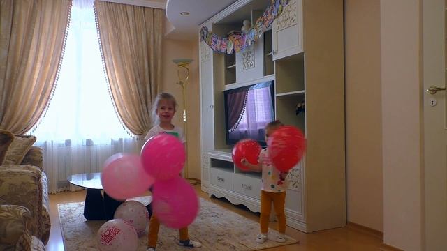 ДЕТИ ЧУТЬ НЕ ЗАБЫЛИ ПРО МАМИН ДЕНЬ РОЖДЕНИЯ!! Видео для детей 0+ смотреть онлайн