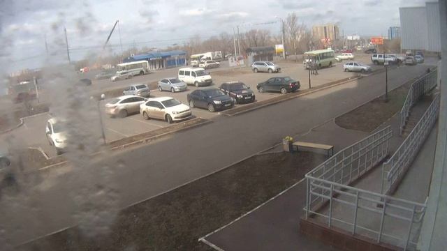 Падение кирпичей с дома на Победе, 24.04.15. Камера 1 смотреть онлайн