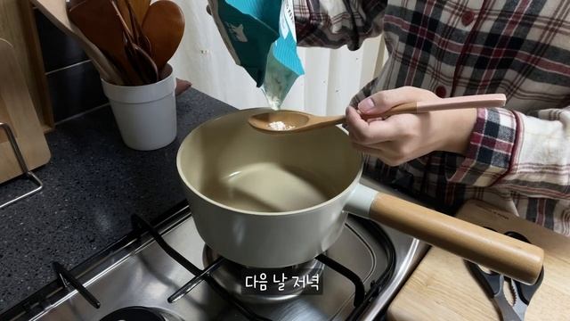 vlog 자취 브이로그ㅣ볶음밥에 빠진 일상? 귤 그래놀라, 크로와상, 비빔국수와 삼겹살, 오므라이스, 새우볶음밥