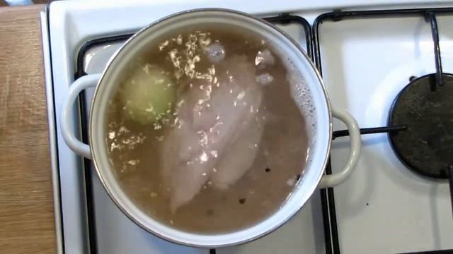 Домашний куриный суп с яйцом.
