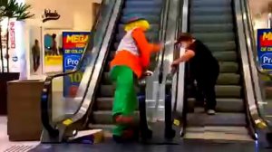 Клоун .Жестокий пранк с людьми .Досмотри до конца