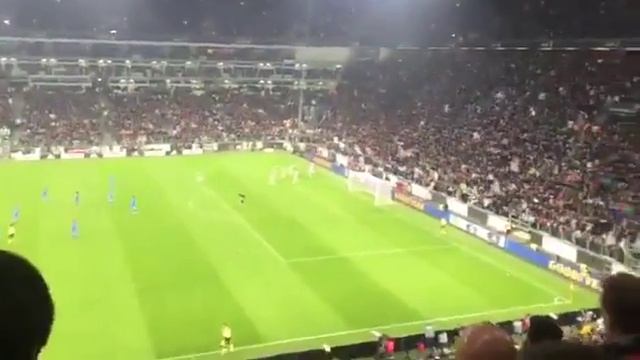 Стадион дружно поет празднует гол Игуаина смотреть онлайн