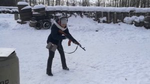 Девушка стреляет из АКМ 7,62х39