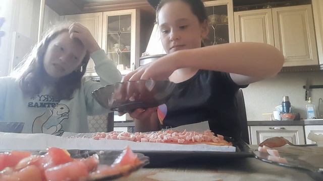 Готовлю пиццу с ЛП! Как я научила ЛП готовить пиццу! Пользуйтись рецептом! Irina kitty! смотреть онлайн
